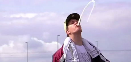 Zu schade, um zu verstauben: In dieser freedombmx-Fahrschule zeigt Werner, wie man eine Bierflasche mit seinem BMX-Rad öffnet