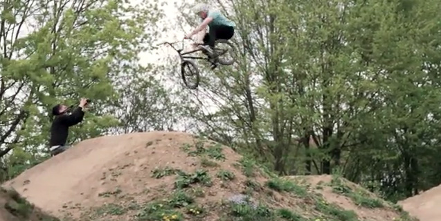 Ein sonniges Wochenende in Regensburg, Trails, ein Skatepark und ein schwer motivierter Andreas Wohnig vor der Kamera.