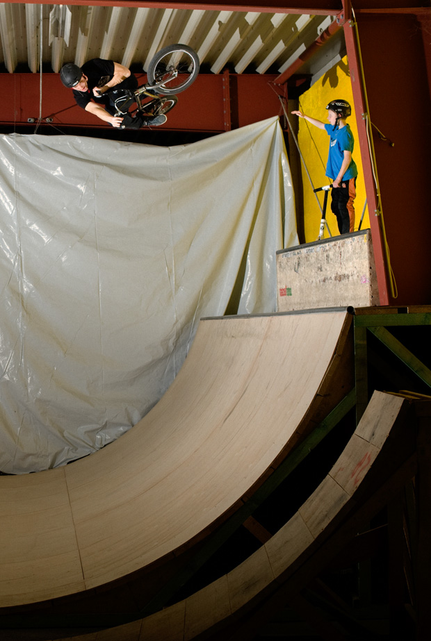 Die Minirampe im neuen Rollrausch wurde erhöht, damit Jochen Buchholz noch höhere Air machen kann. Der Plan ist offensichtlich aufgegangen