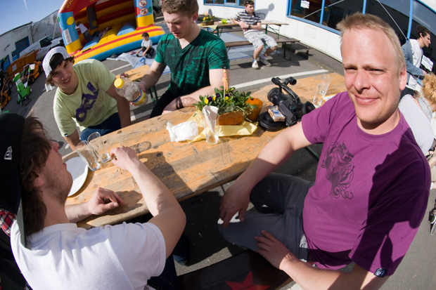 (V.l.n.r.) Patrick Windeck, Adrian Warnken, Alexander Bär und irgendso nen alter Sack am Stammtisch