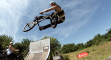Wir waren im Skatepark Wendelstein dabei, als der Village Bike Ride BMX- und MTB-Contest in die zweite Runde ging. Hier ist unser Video vom Spektakel.