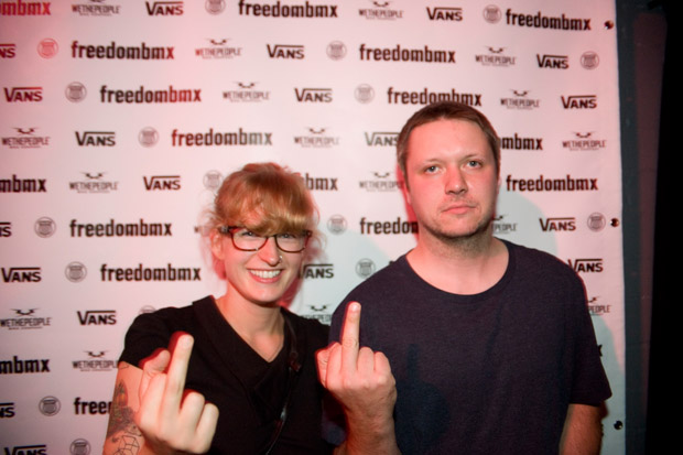 Die nicht ganz korrekte Ausführung des Schumidaumens: Amelie und Stricker