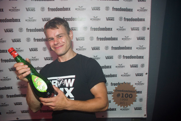 Seltsame Schnäpse, breites Grinsen: der Hausmeister