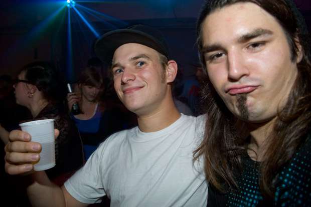 Nicoteen war schwer beschäftigt, sich den Sonntagskater anzutrinken