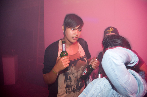 Klärendes Gespräch zwischen Danny und Zandile nach diversen Bierduschen