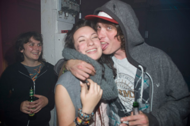 Leider nicht sichtbar: der hübsche aufgemalte Penis, den Bruno gerade ableckt