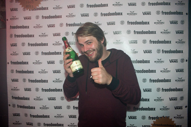 Für Henning Thomas ist keine Party perfekt, auf der nicht ein paar Menschen mit Sekt geduscht wurden