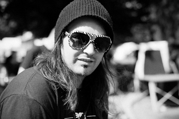 Wäre das Foto nicht schwarzweiß, könnte man die eklige Farbe von Nicoteens Sonnenbrille sehen