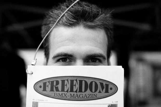 Markus Reich versteckt seinen prächtigen Bart hinter der Ausgabe der freedombmx, deren Cover vor exakt 18 Jahren im Jugendpark geschossen wurde