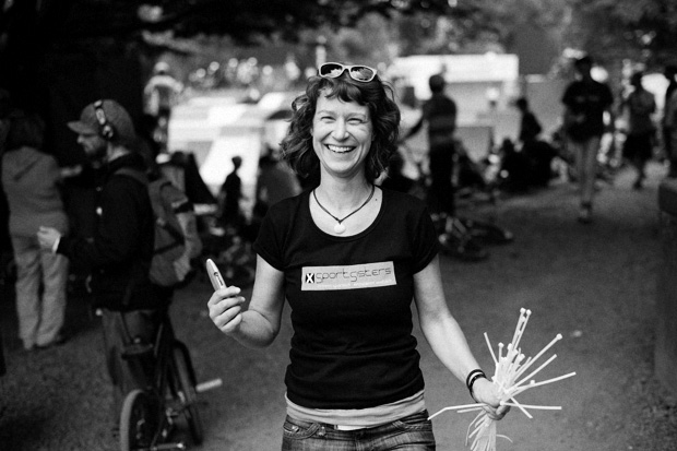 XSportsister Heike nach getaner Logoplatzierung