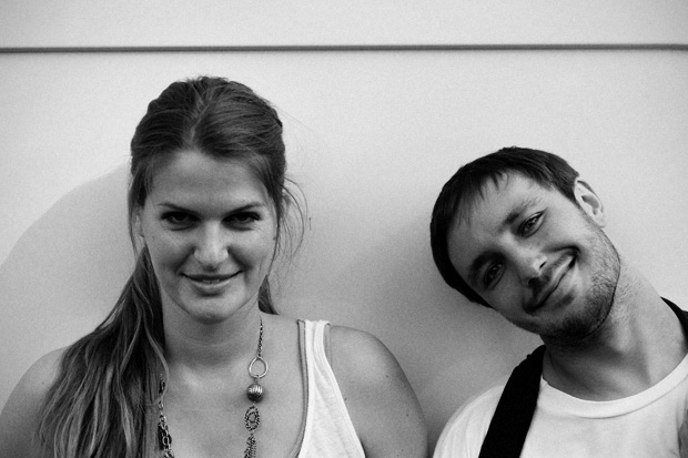 Dafür, dass Sergejs Schulter kaputt ist, gucken Julie und er eigentlich recht fröhlich