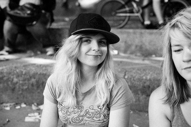 Vanessa Gerner hatte keine Lust, sich auf dem Streetparcours um eine Lücke zu prügeln und chillte deswegen im Schatten. Morgen um 10.30 Uhr dann!