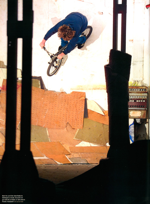 Ausgabe 63: Was stimmt an diesem Foto von Mark Vos nicht? Er hängt kopfüber an einer Wand, das kann es nicht sein. Ach ja, richtig, er fährt sonst doch immer mit nacktem Oberkörper