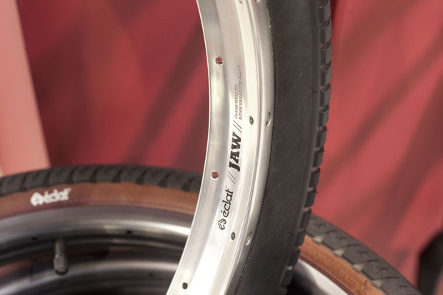 Prototypen der neuen Eclat JAW-Felgen. Großer Vorteil: Speichenwechsel (inkl. Nippel) ist möglich, ohne den Reifen abnehmen zu müssen