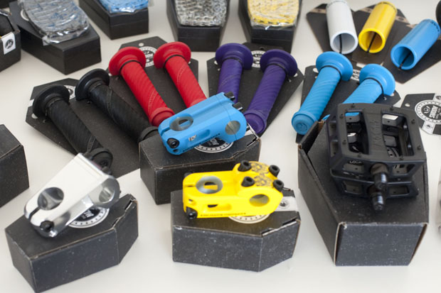 Vorne: ein Haufen Särge aus dem Hause Shadow, oben rechts seht ihr Kunststoff-Peg-Hüllen 