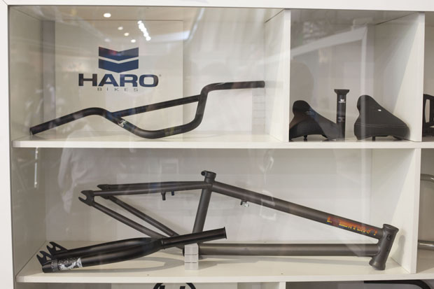 Wie gesagt, Haro ist nun über Fastpace erhältlich und somit auch Dennis Enarsons Signature-Rahmen Frame (unten im Bild)
