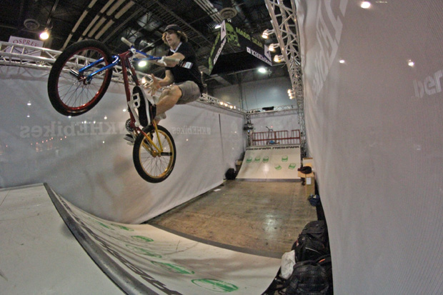 Unglaublich, aber wahr: Daniel Tünte wurde von KHE Bikes extra eingeflogen, um auf Daniel Dhers Rad Shows auf der Interbike zu fahren