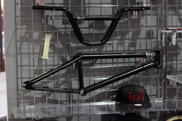 Garrett Reynolds hat mal wieder alles richtig gemacht: die ersten Produkte seiner neuen Firma Fiend gibt es natürlich im klassischen Schwarz