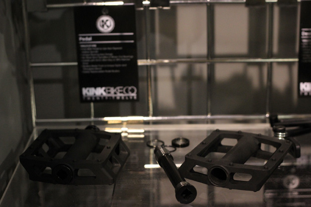 Wenn man das Schild im Hintergrund lesen könnte, müsste man nicht spekulieren, ob diese neuen Pedale von Kink aus Plastik sind