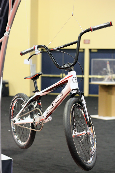 Lust auf Carbon? Dann kann dir Redline mit diesem Racebike weiterhelfen