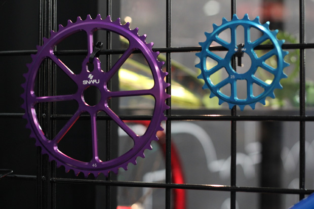 Von 25 (rechts) bis 46 Zähne (links) bekommt ihr von SNAFU jede Kettenblattgröße