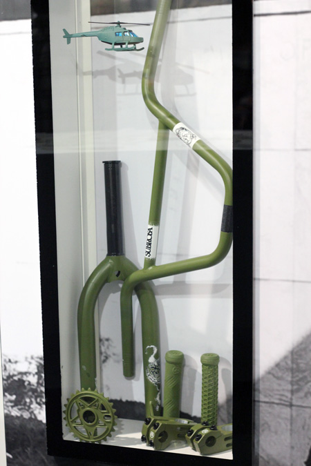 Die Subrosa-Farbpalette umfasst mittlerweile nicht nur Schwarz, Weiß und Rot, sondern auch Olivgrün