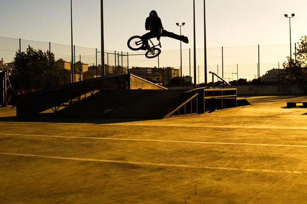 Wenn du weißt, wie dieser Trick heißt, bist du oldschool. Jann Rosskamp hebt in einem der gerümpeligsten Skateparks aller Zeiten das Bein