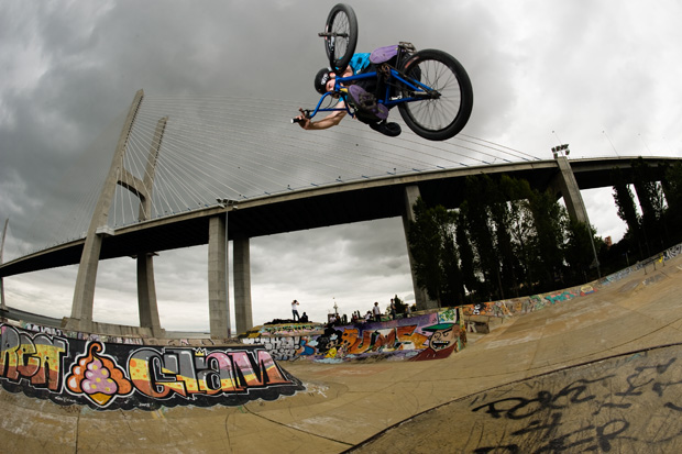 Wer in diesem Skatepark Fotos macht, der bezieht die Brücke mit ein. Die meisten Fotografen bringen aber Sommerwetter und blauen Himmel mit, während der von mir verwendete graue Himmel sehr viel dramatischer wirkt