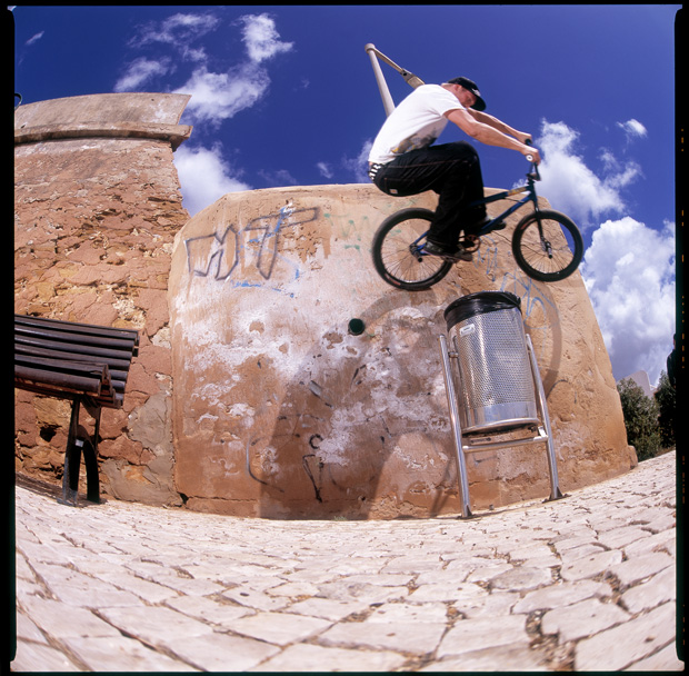 Festival der Unschärfe: Ich fing damals erst langsam an, den Einfluss von Bewegungsunschärfe auf geblitzten Bildern zu begreifen, deswegen ist das Bild ein bisschen unschärfer, als ich mir das eigentlich gewünscht hätte.