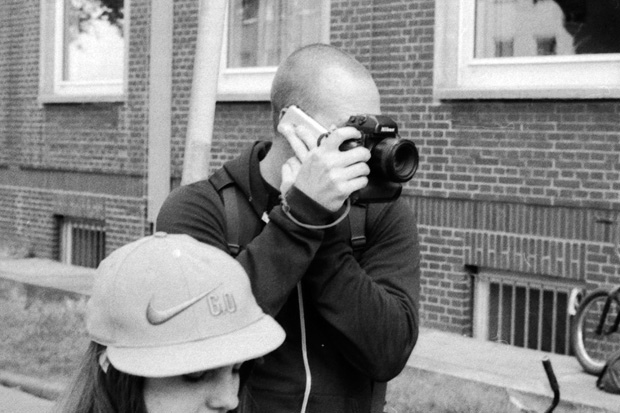 Multitaskingfähig: Telefonieren, fotografieren und gleichzeitig schlecht gelaunt sein ist für xmx noch nie ein Problem gewesen Foto: Sergey Pograshevsky