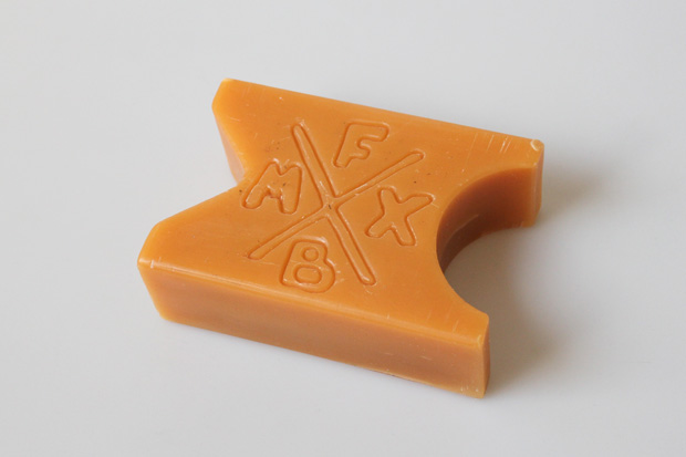 Seit einiger Zeit ist Bene von Lewen auch im Kerzenziehergeschäft tätig und hat dieses wunderbare Kleinod für uns angefertigt. Danke!