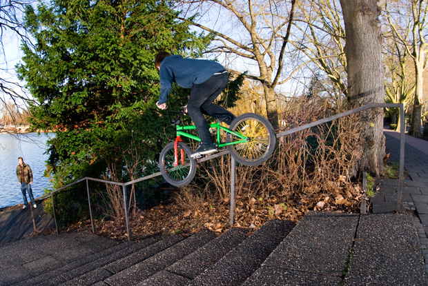 Daniel Tünte macht mit dem BMX ein Kinkrail ohne jeden Auslauf am Aasee in Münster