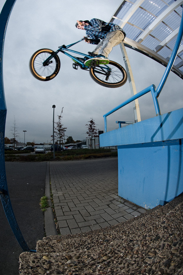 Das Actionfoto aus dem HMNI mit Bene von Lewen: Der Regen hört auf, wir verziehen uns zu einem überdachten Spot
