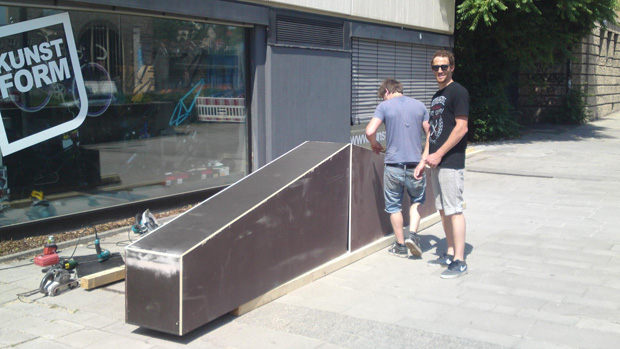 Kunstform baut eine Ledge für die Country Bikes Shoptour