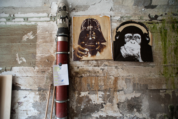 Seltsame Götzenbilder an den Wänden des Platform-Projekts