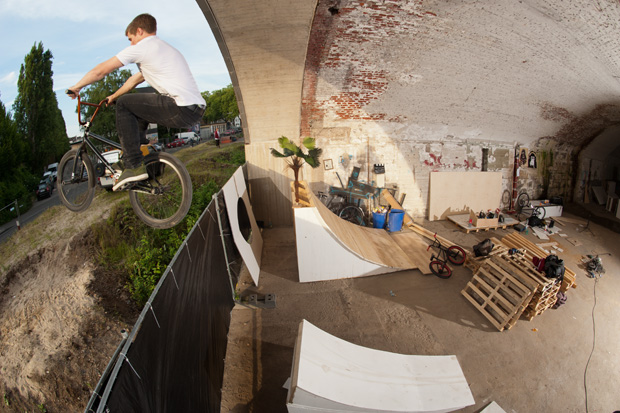 Jan Beckmann verlässt schreiend den Torbogen, in dem The Platform untergebracht ist