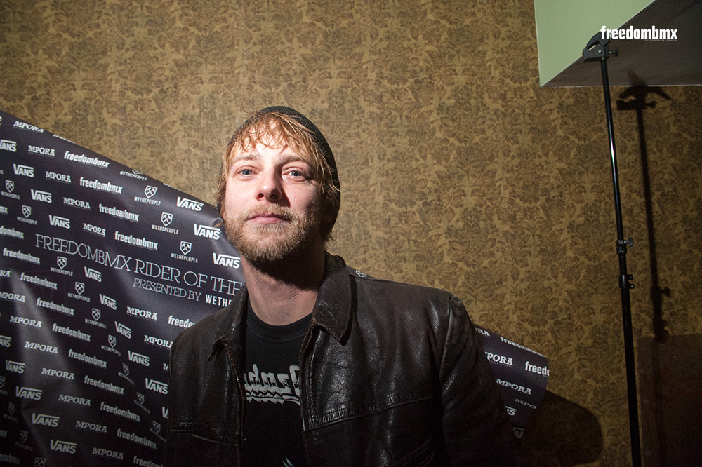 Im Hintergrund reißt Jochen gerade den Backdrop ab, aber Sascha Roll stört das nicht