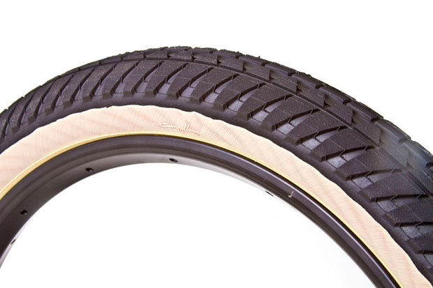 Fly-Bikes-Mantel-Campillera-beige-tan-wall