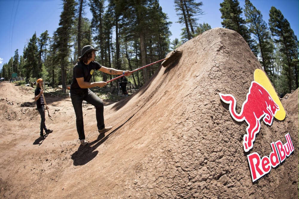 Red-Bull-Dreamline-2013-Maintenance