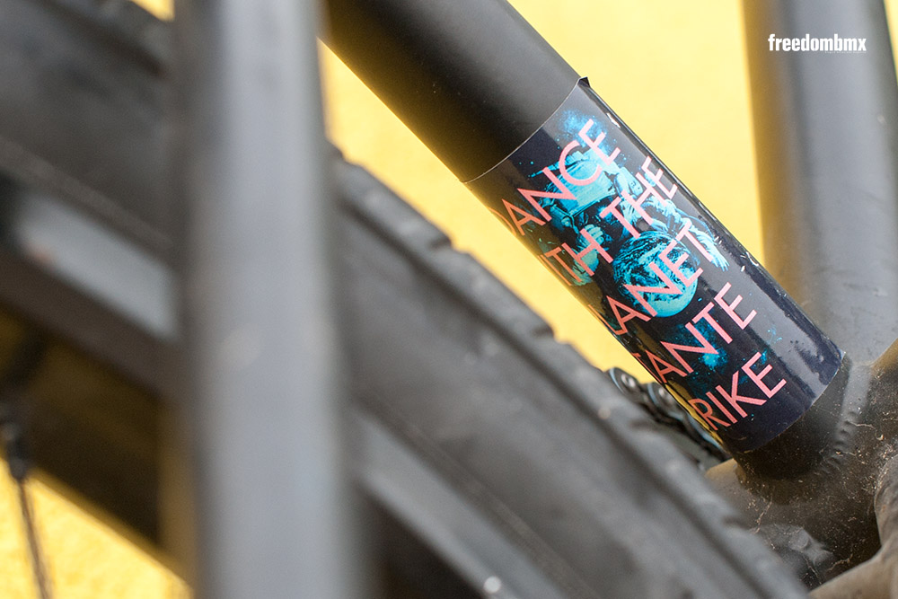 Die offizielle Modifikation: Ein Aufkleber