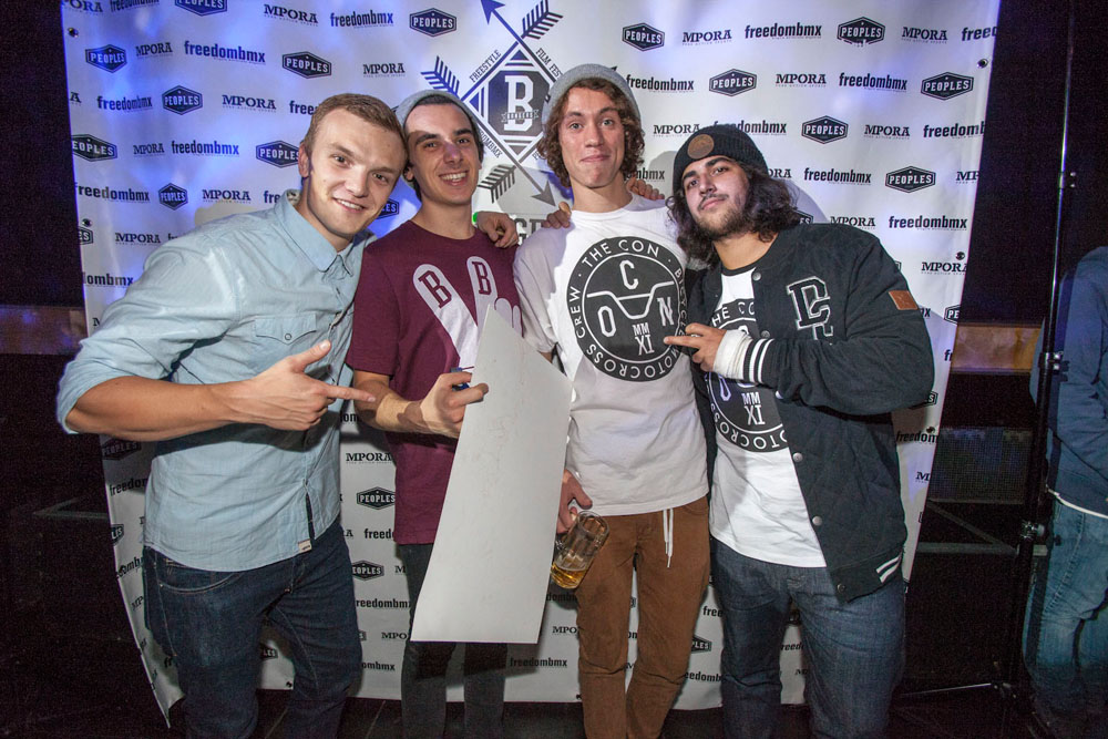 Wieso hat Georg Senger hier einen Scheck in der Hand?