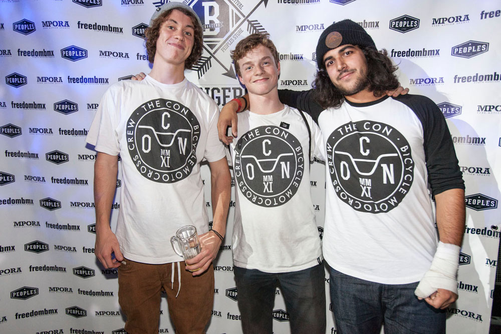 Normalerweise kratzen sich Leute, die im gleichen Outfit auf einer Party auftauchen, die Augen aus