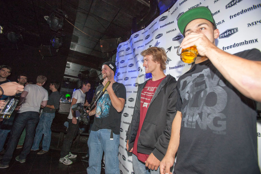 Das ist nur ein Lichttest, bei dem zufällig Remmi und Moritz Nußbaumer im Weg rumstanden