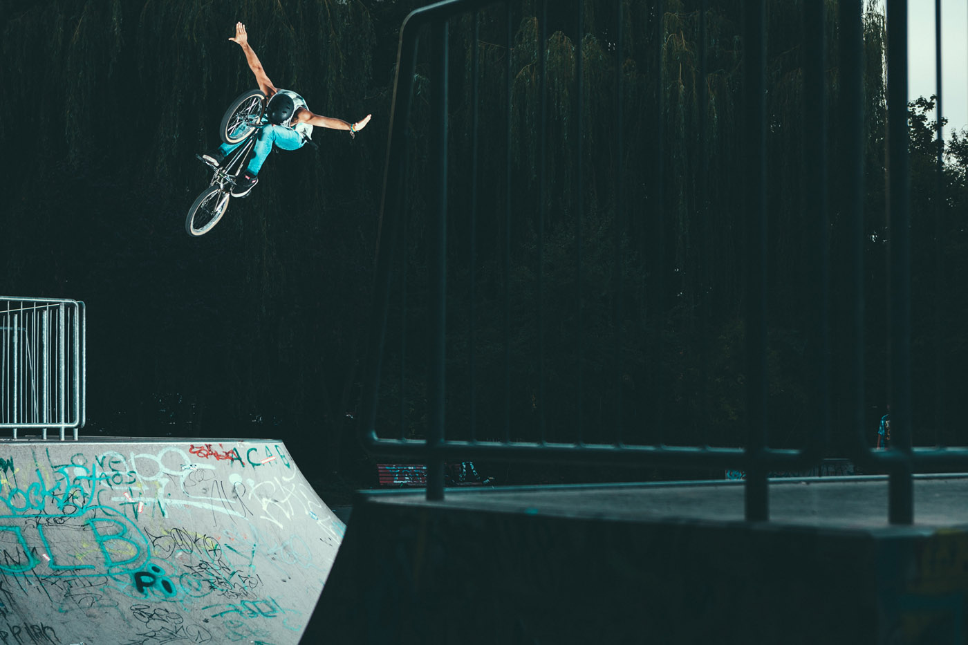 Stefan „Schlaulie“ Pauli mit einem wilden Superman Seatgrab im Hochsommer.