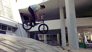 Jason Eustathiou gehört zu den besten Streetfahrern Griechenlands. Hadrien Picard ist ihm für dieses schöne Video durch die Straßen von Athen gefolgt.