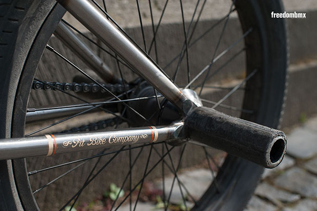 Tom Dugan fährt zwar selber keine Pegs, die Ausfallenden seines Signaturerahmens haben aber keine Probleme damit