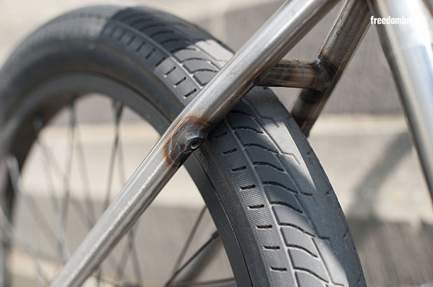 Seitdem Oliver hinten wieder einen "dünnen" Reifen (2,3") fährt, sind Schläge in der Hinterradfelge nicht mehr ganz so schlimm 