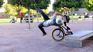 Wer will angesichts dieses Video noch behaupten, dass das Fahren von knöchelhohen Curbs nicht zu haarsträubenden Stürzen führen kann?!