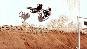 Luc Legrand und Antony Lille waren für BSD in Marokko. Hier ist das Video von ihrer Afrikaaufenthalt, das nicht nur wegen der Tricks interessant ist.