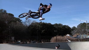 Casey Smith dreht zum 36. Geburtstag von Haro Bikes ein paar Runden im Oldschooloutfit durch einen Bowl in Wisconsin und hat eine Menge Spaß dabei.